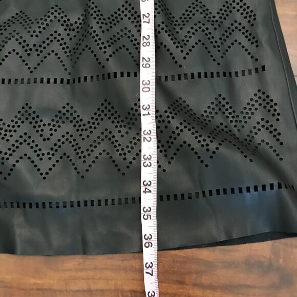 Carmen Marc Valvo Women's Faux Leather Black Cutout Shift Dress Size 6 Gothic - Picture 15 of 15